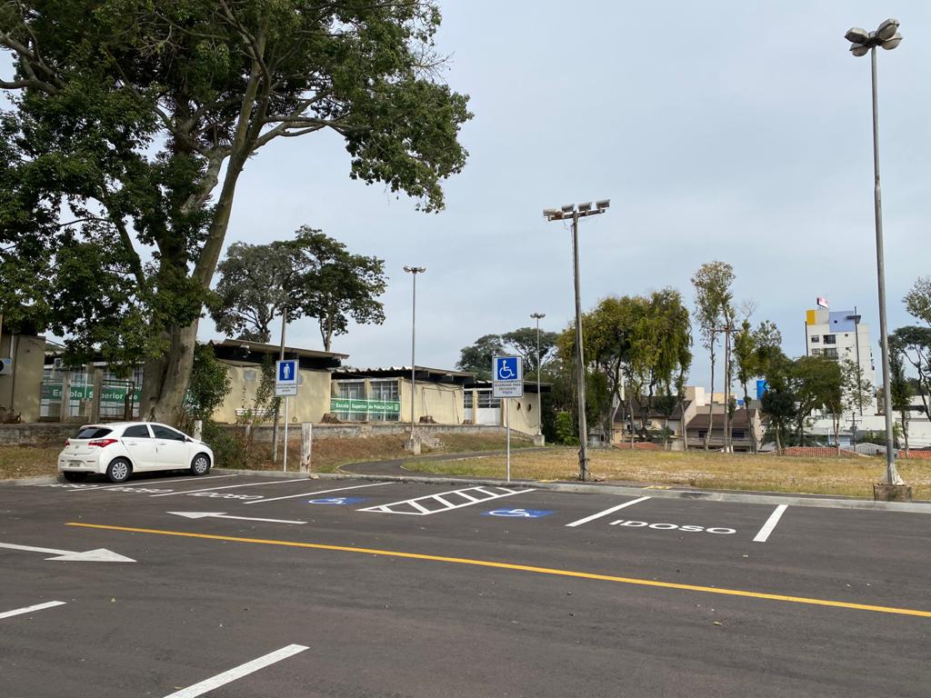 Meninos corrida pista estacionamento estacionamento estacionamento