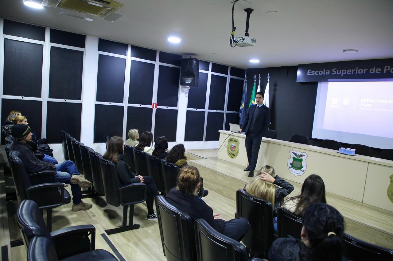 ESPC-PR recebe visita de servidores administrativos da Sesp