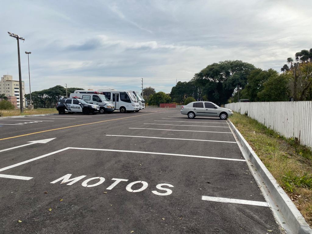 Meninos corrida pista estacionamento estacionamento estacionamento