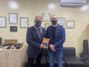 Diretor recebe doação de livro2