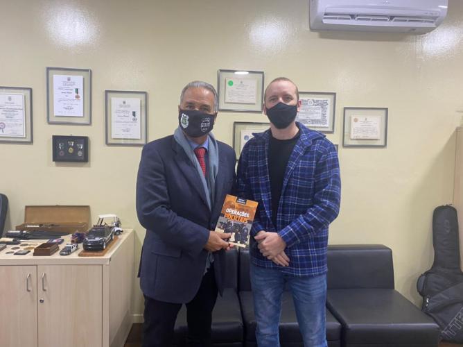 Diretor recebe doação de livro2