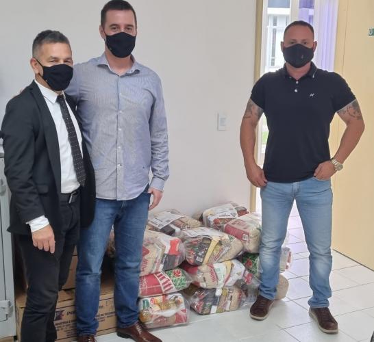 Entrega de alimentos arrecadados