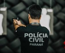 policial atirando