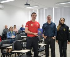 ESPC recebe doação de livro do professor Tiago Gagliano Pinto Alberto