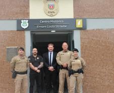 Representantes do Batalhão de Patrulha Escolar Comunitária conhecem Centro Histórico da PCPR