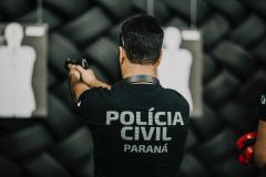 policial atirando