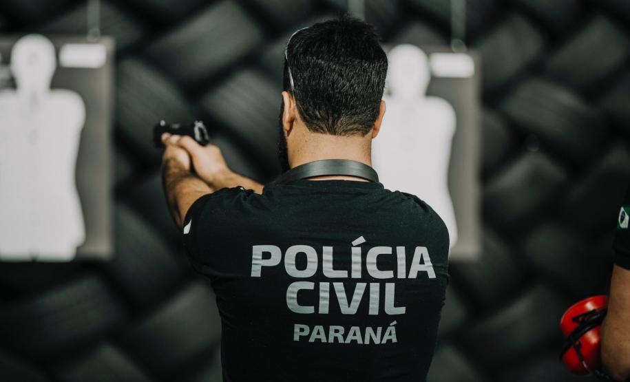 policial atirando