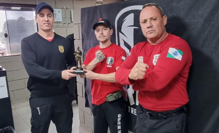 ESPC presta homenagem a apoiador com entrega de placa de reconhecimento