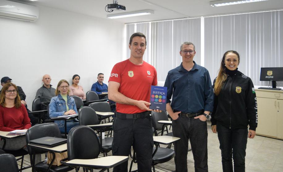 ESPC recebe doação de livro do professor Tiago Gagliano Pinto Alberto