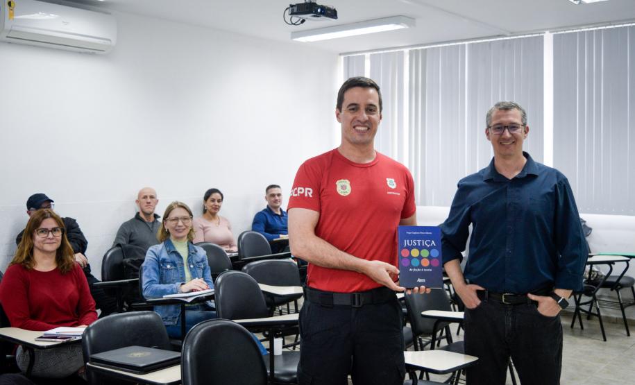ESPC recebe doação de livro do professor Tiago Gagliano Pinto Alberto