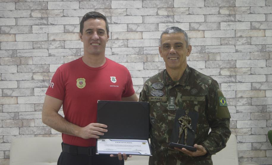 ESPC presta homenagem ao General da 8ª Brigada de Infantaria Motorizada