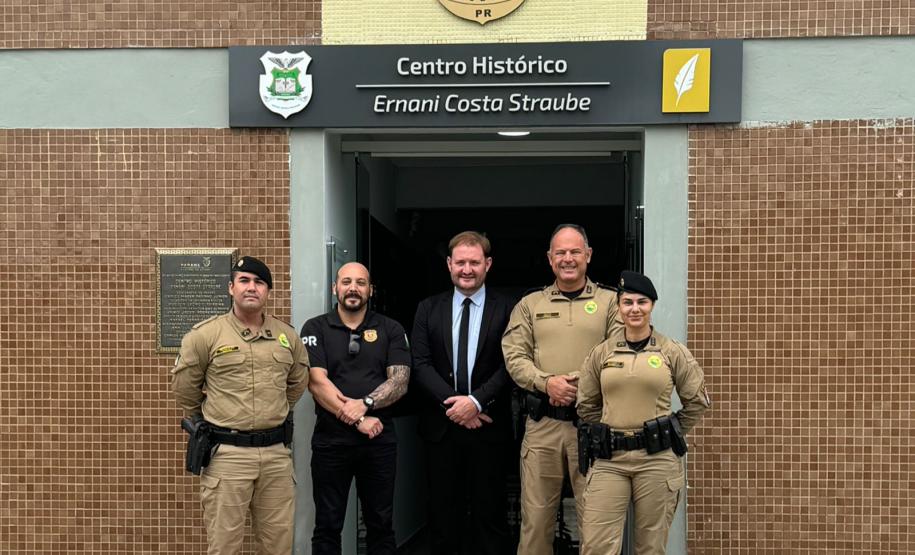 Representantes do Batalhão de Patrulha Escolar Comunitária conhecem Centro Histórico da PCPR