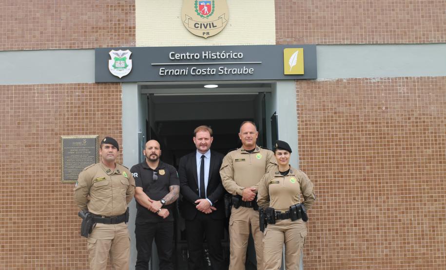 Representantes do Batalhão de Patrulha Escolar Comunitária conhecem Centro Histórico da PCPR