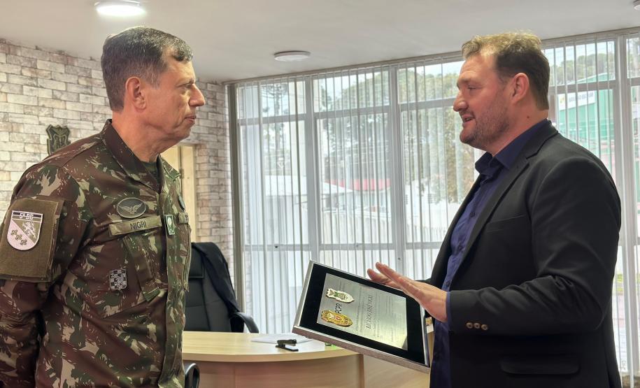 ESPC-PR recebe visita da 5ª Divisão de Exército