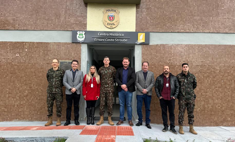 ESPC-PR recebe visita da 5ª Divisão de Exército