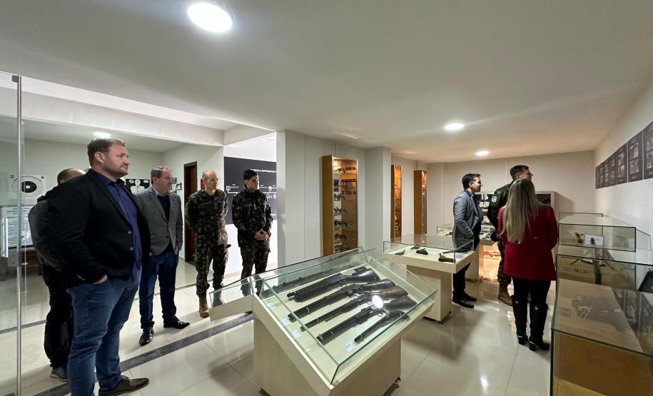 ESPC-PR recebe visita da 5ª Divisão de Exército