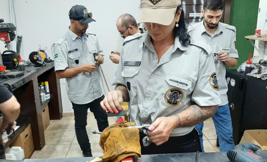 armeiro Investigadores da ESPC fazem curso de armeiro