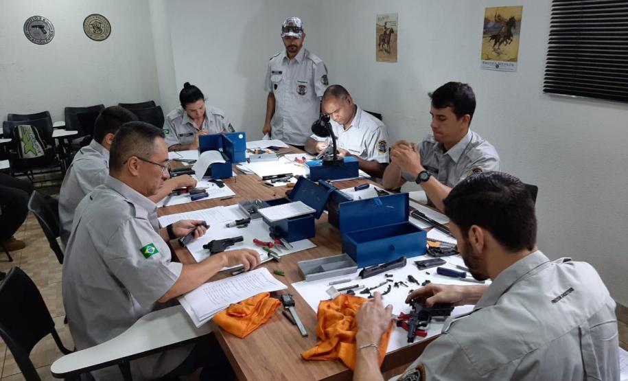 armeiro Investigadores da ESPC fazem curso de armeiro